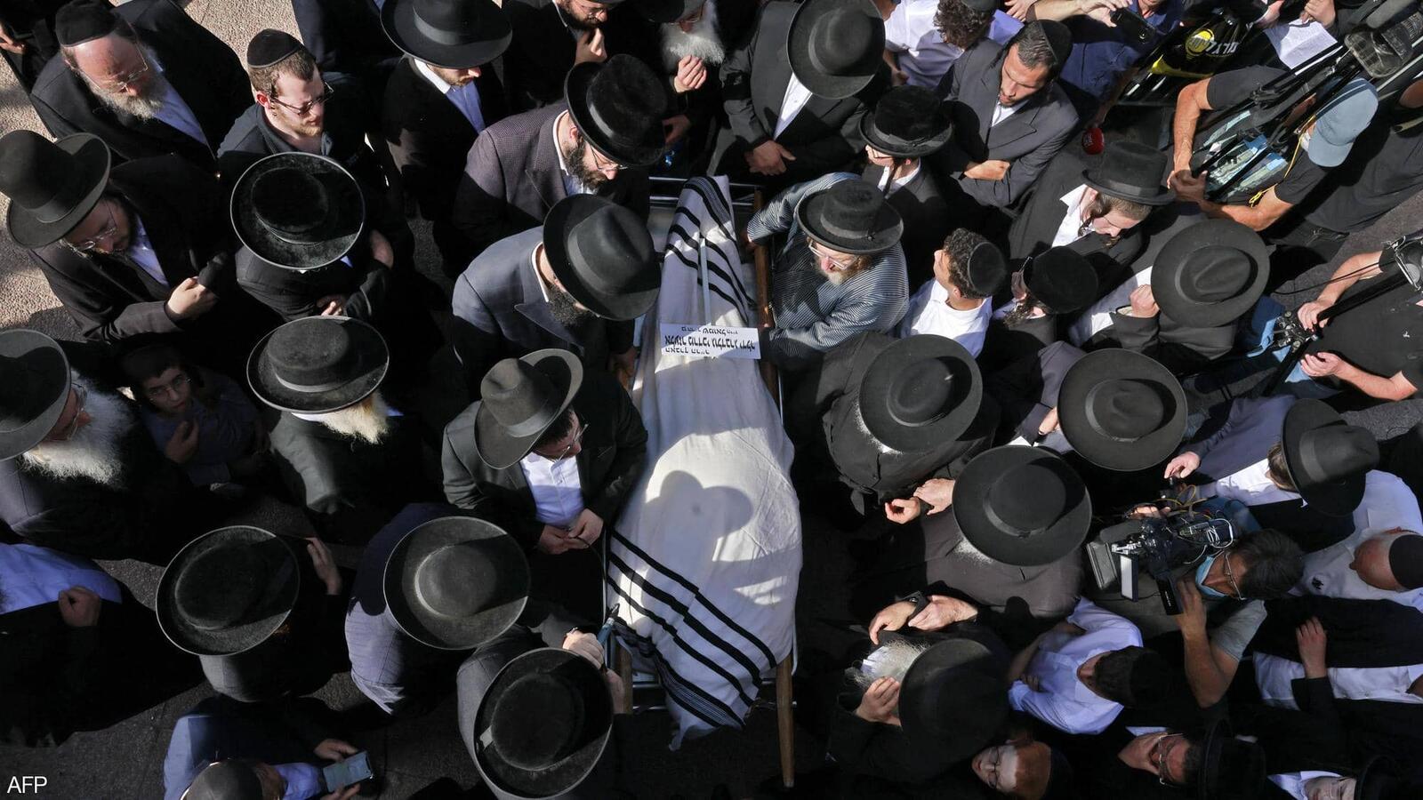 بدأت أولى الجنازات لتشييع القتلى بمشاركة شعبية حاشدة