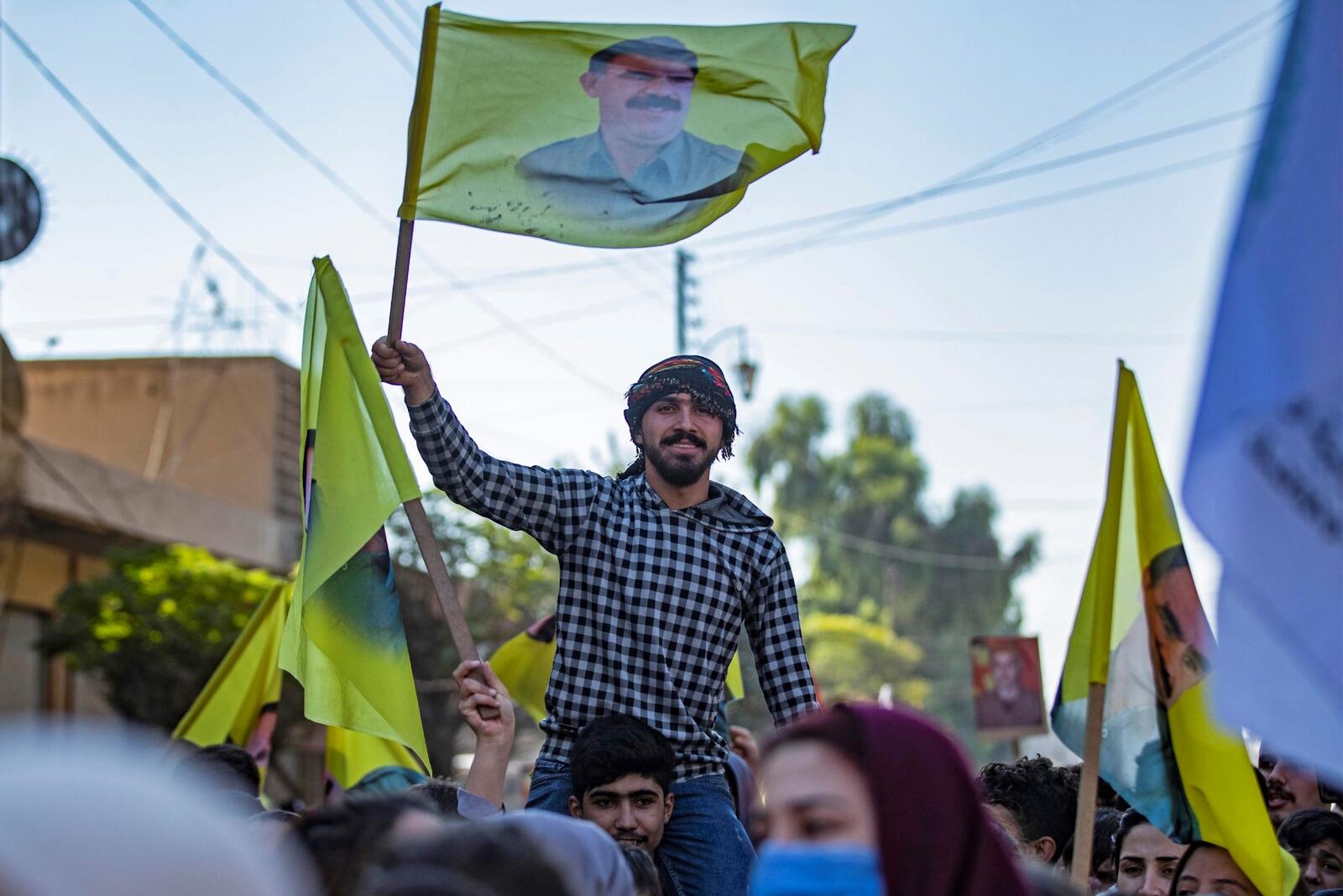 متظاهر في القامشلي يرفع صورة الزعيم الكردي عبد الله أوجلان