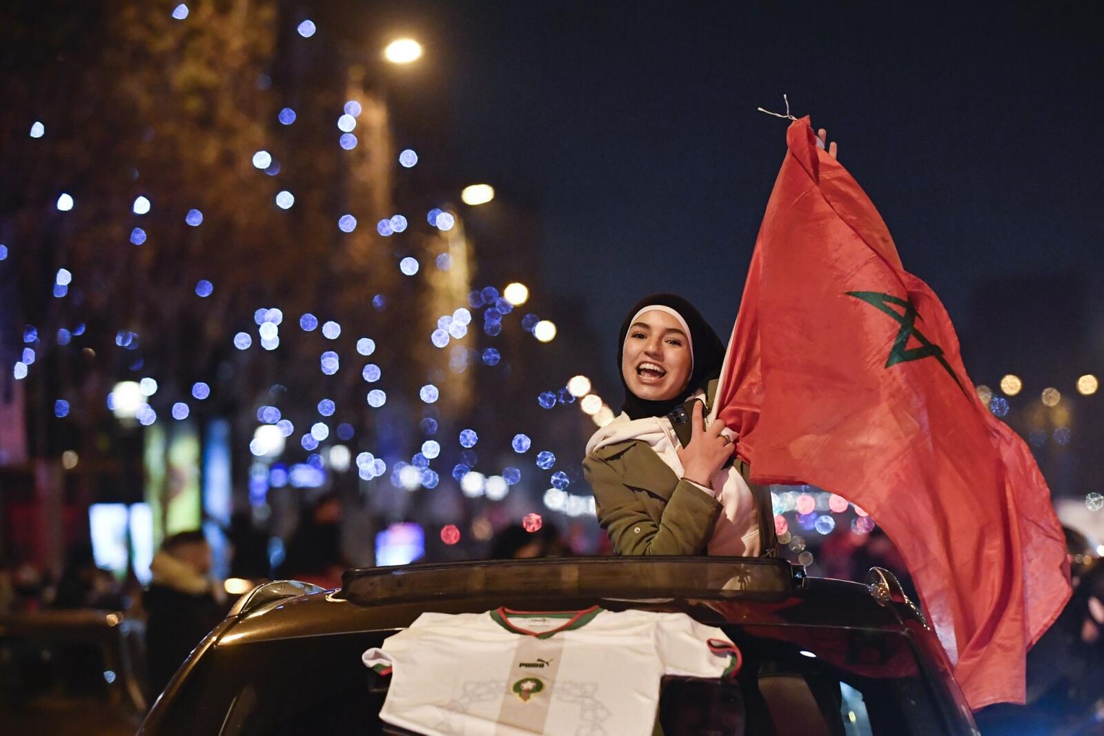 المشجعون المغاربة يحتفلون بفوز منتخبهم على البرتغال