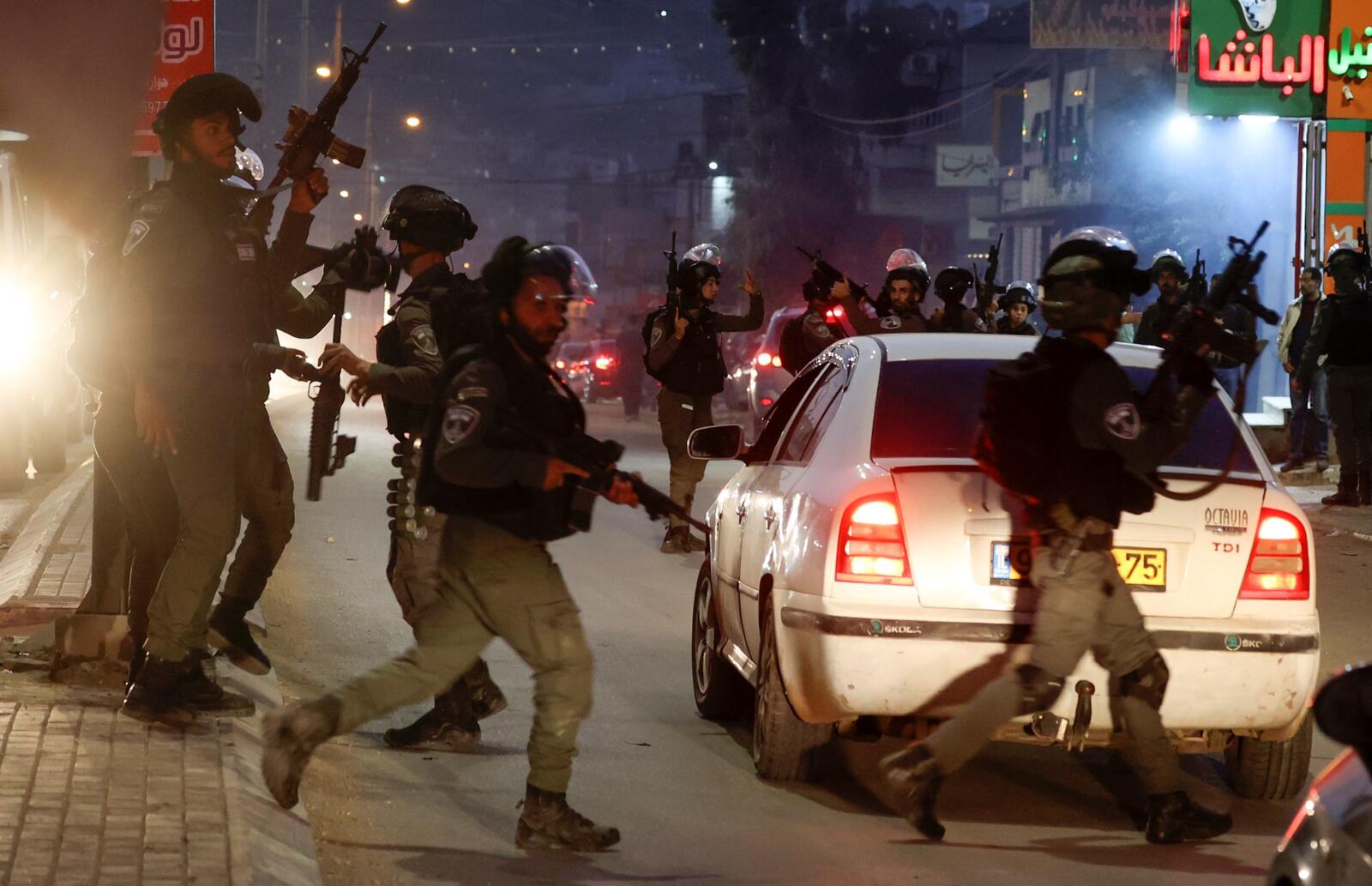 جنود من جيش الاحتلال في حوارة جنوب نابلس