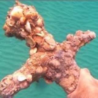 سيف صليبي في البحر