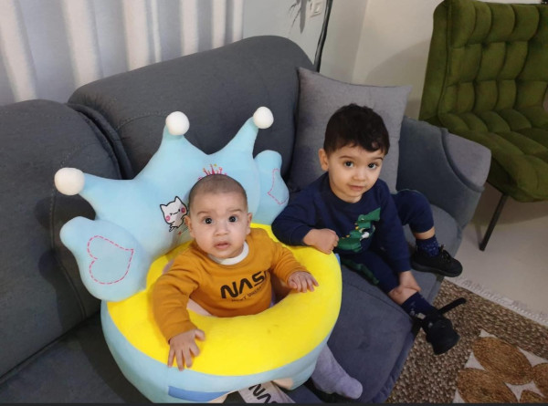 الطفلين أمير (عامان) وآدم (نصف عام)
