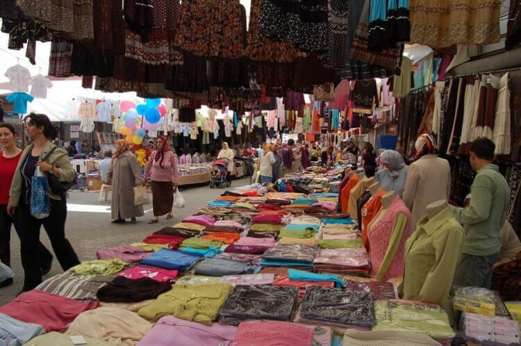 الأنشطة المتواجدة داخل سوق السبت في اسطنبول