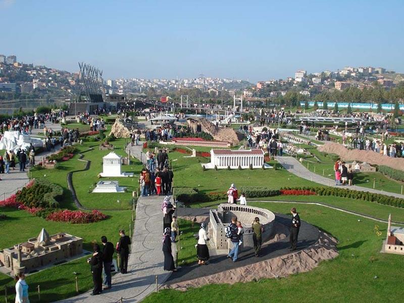 الاسترخاء وتأمل المناظر الطبيعية في الحديقة