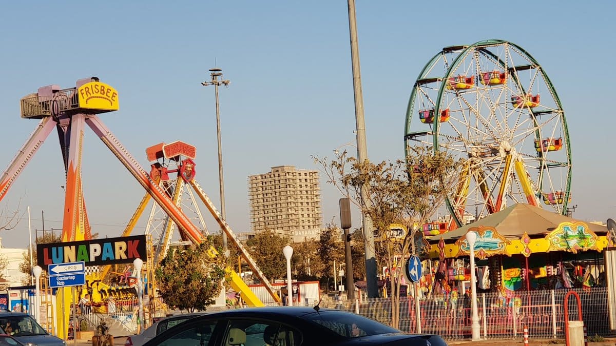 التجول واستكشاف الملاهي