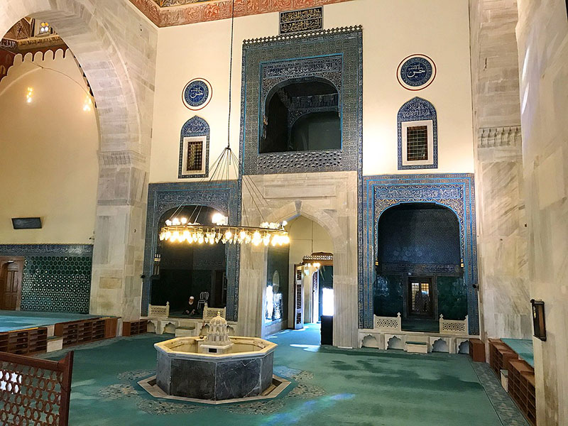 الخدمات في الجامع الأخضر بورصة