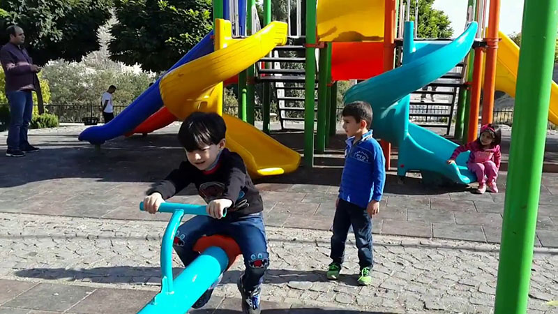 تسلية الأطفال عن طريق الملاهي الموجودة
