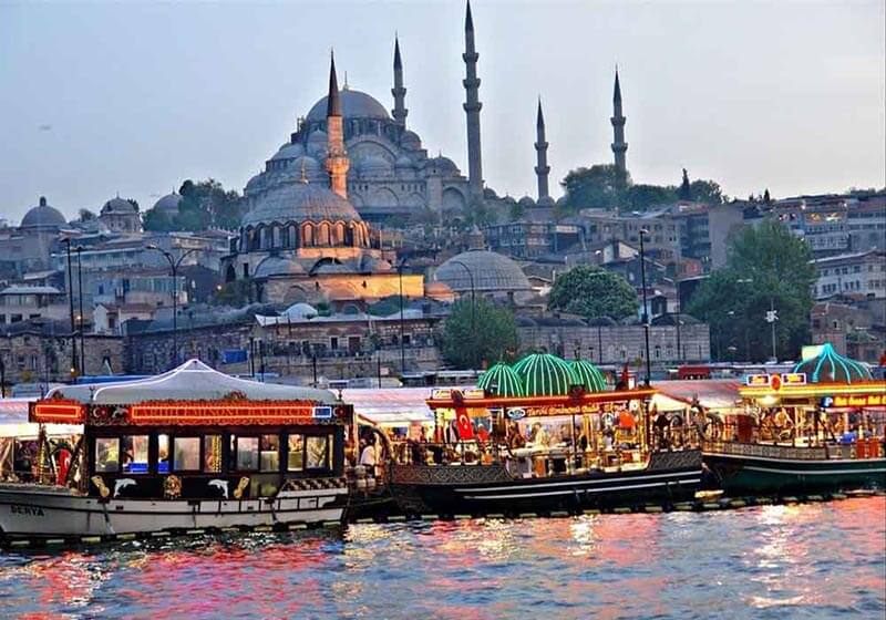 زيارة الأماكن التاريخية القريبة من المتحف