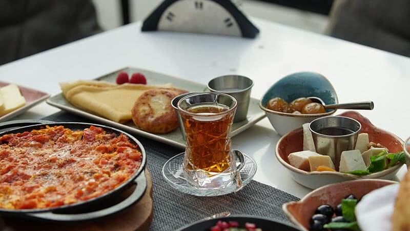 زيارة المقاهي والمطاعم