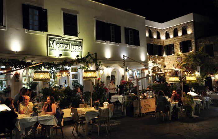 مطعم ومقهى Mezzaluna