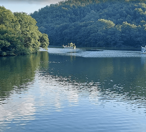 معلومات عن البحيرة المخفية في شيلا