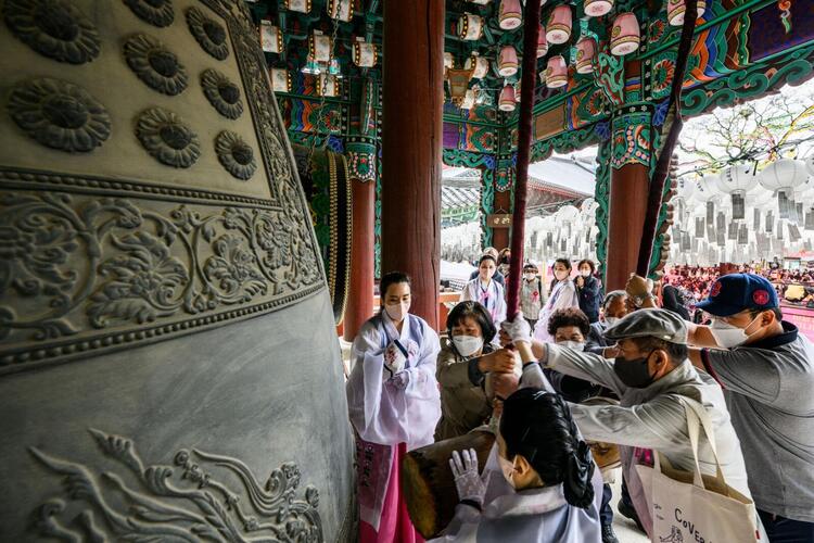 In Pictures: Worshippers Gather to Celebrate Buddha's Birthday