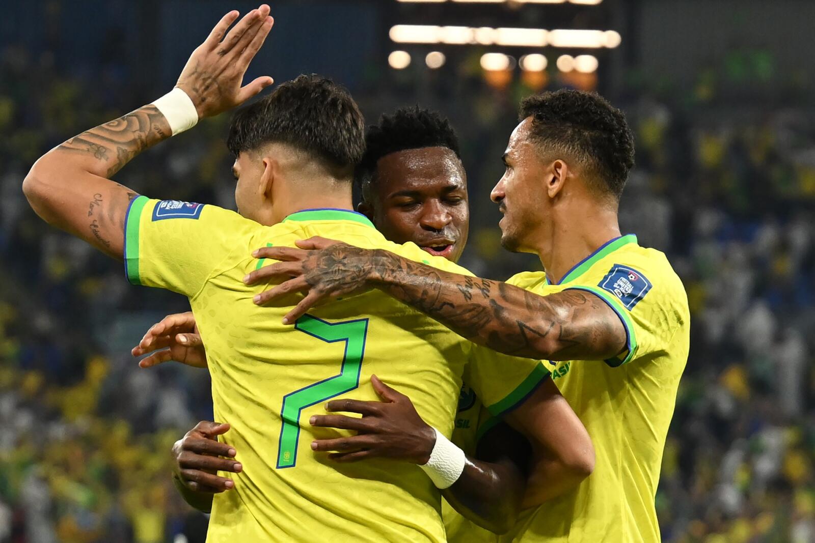لاعبو البرازيل يحتفلون بالهدف الأول (المصدر: أ ف ب)