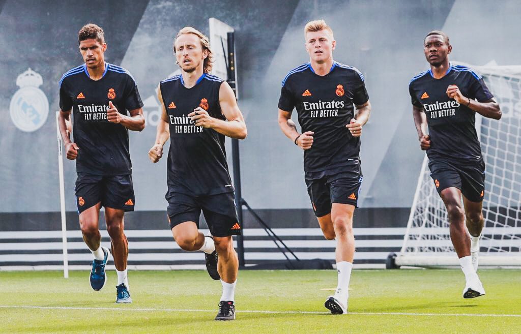 آلابا يشارك في تدريبات ريال مدريد رفقة زملائه (المصدر: حساب اللاعب الرسمي على تويتر)