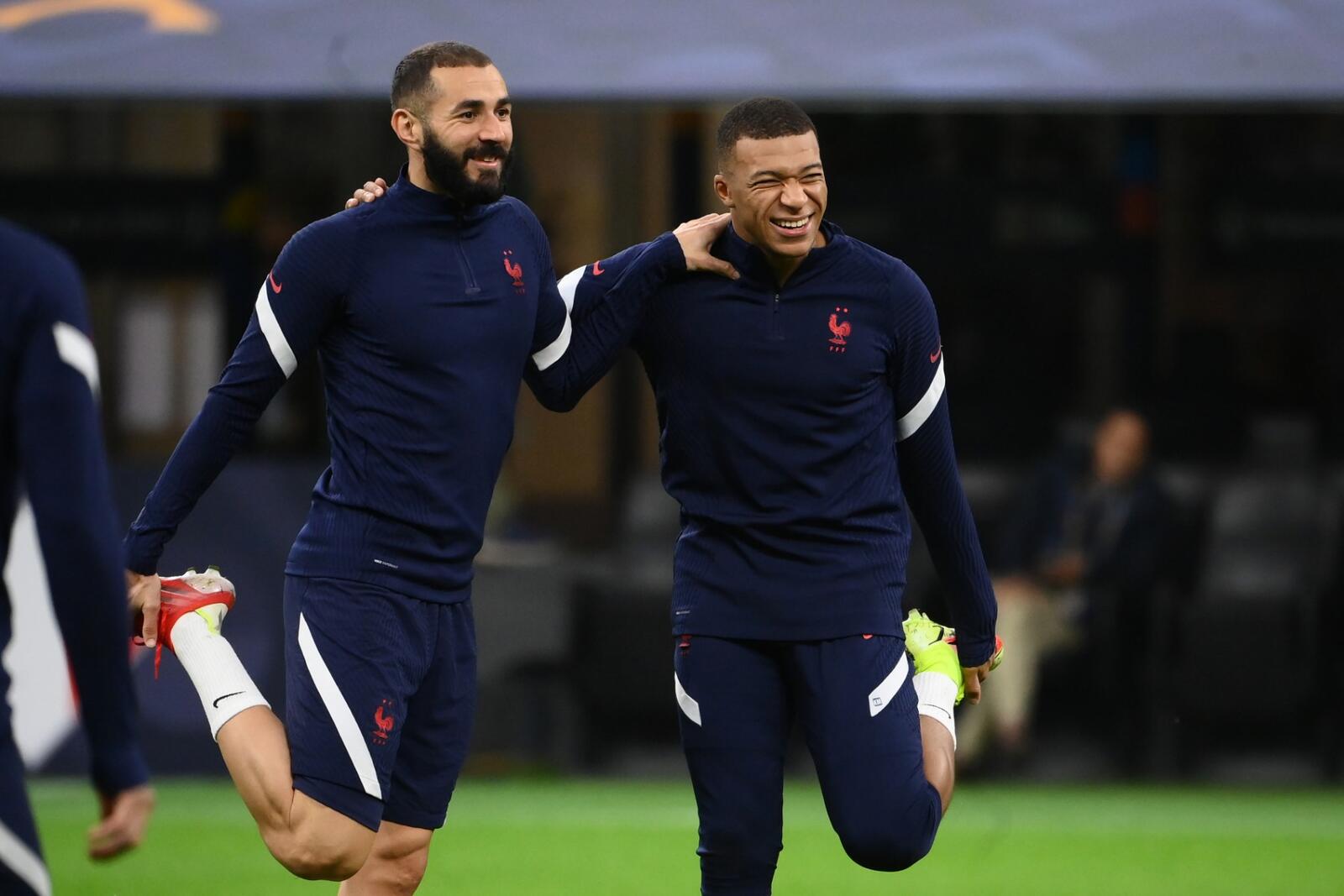 بنزيمة (يسار) يريد مبابي إلى جانبه في ريال مدريد