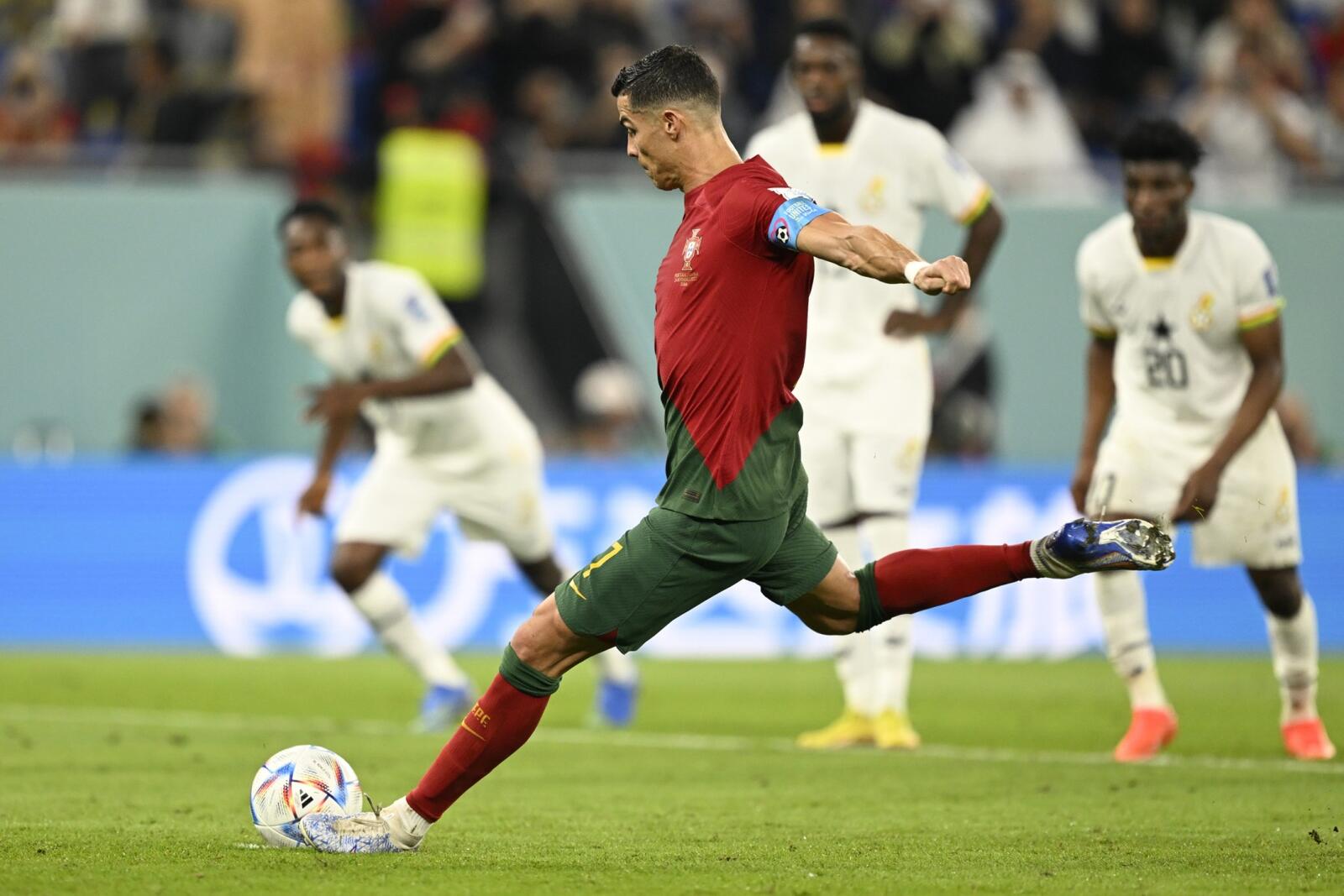رونالدو في طريقه إلى النصر (المصدر: أ ف ب)
