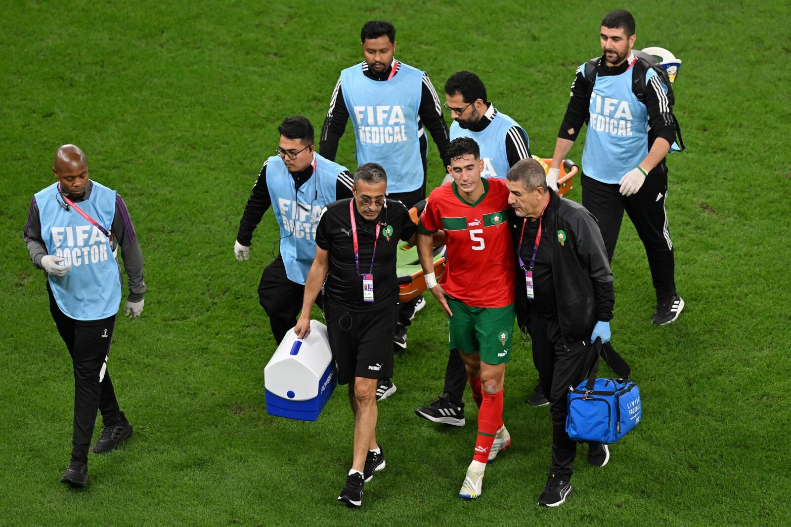 أكرد نجم دفاع المغرب يغادر المباراة بداعي الإصابة (المصدر: أ ف ب)
