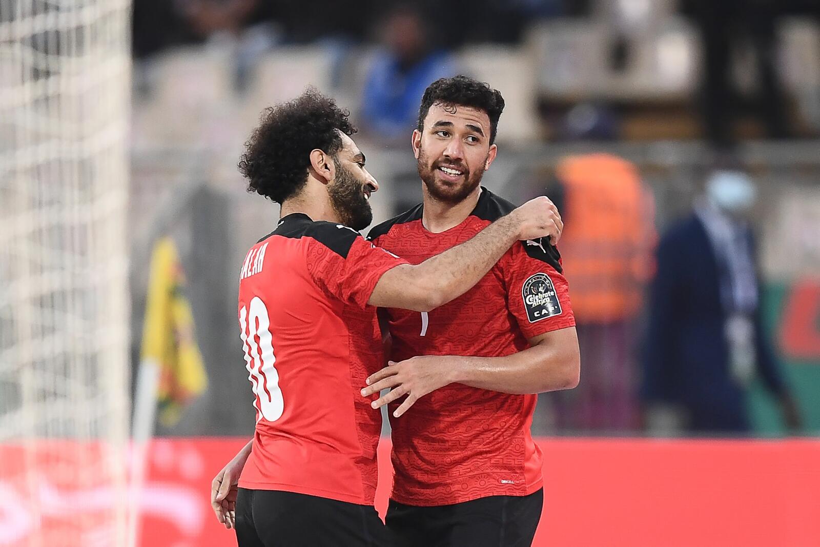 تريزيغيه (يمين) يحتفل مع صلاح بهدفه في شباك المغرب