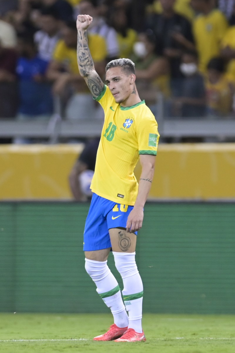 Brazil's Antony celebrate after scoring against Paraguay during the South American qualification football match for the FIFA World Cup Qatar 2022 at the Mineirao stadium in Belo Horizonte, Brazil, on February 1, 2022. (Photo by DOUGLAS MAGNO / AFP)