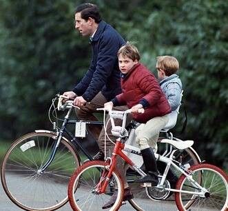 الأمير هاري في جولة على الدراجة في مرحلة الطفولة