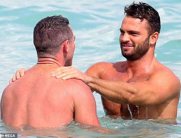 لوك إيفانز برفقة حبيبه الجديد