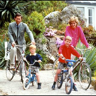 الأمير هاري في جولة على الدراجة في مرحلة الطفولة