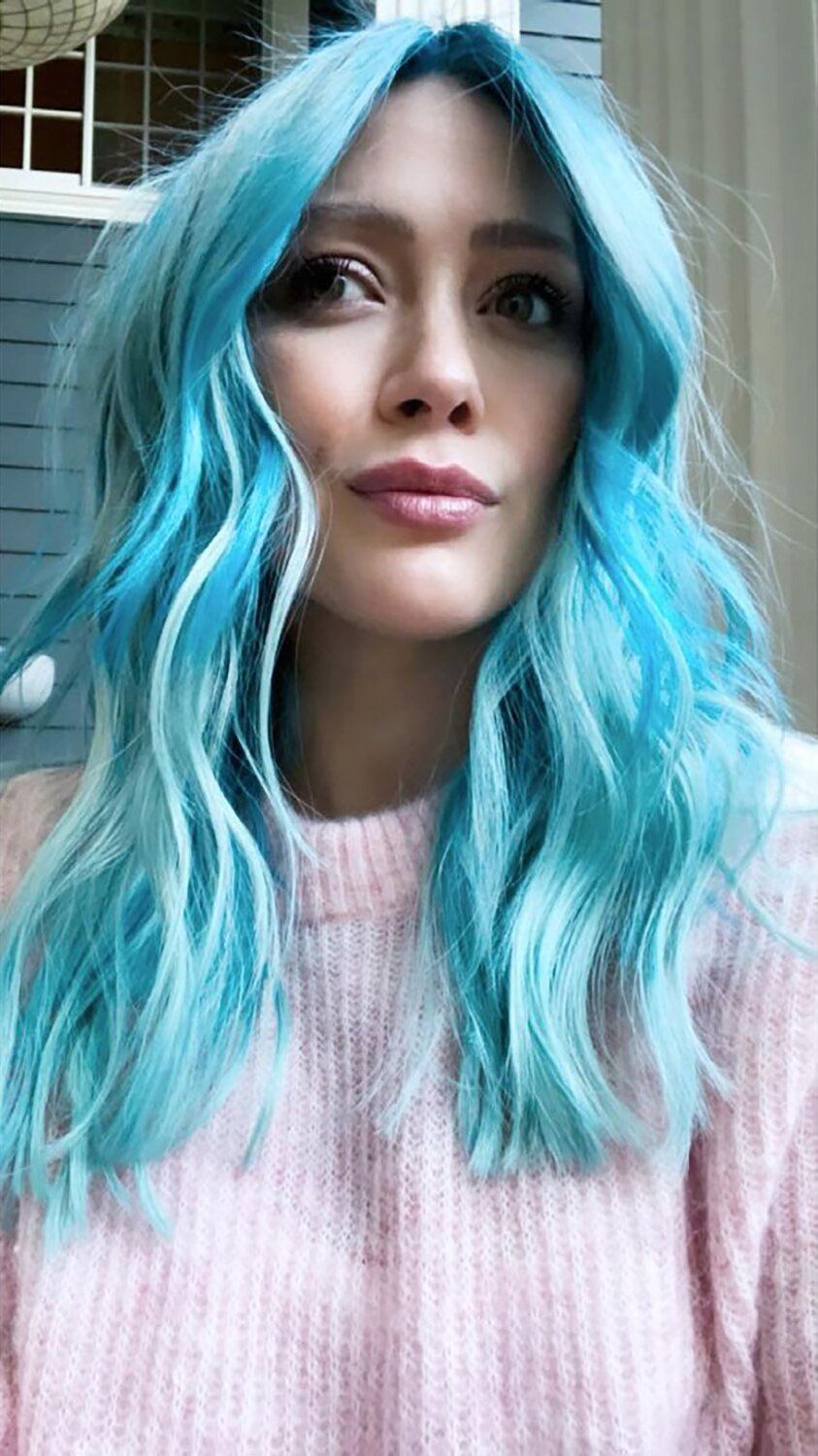 هيلاري داف بلون شعر أزرق