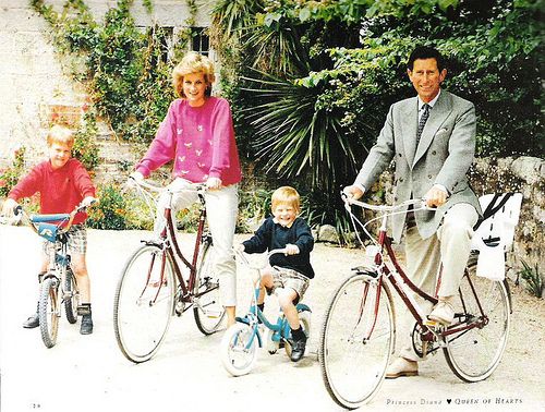 الأمير هاري في جولة على الدراجة في مرحلة الطفولة