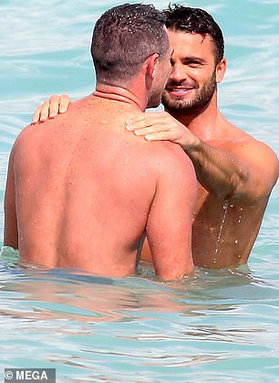 لوك إيفانز برفقة حبيبه الجديد