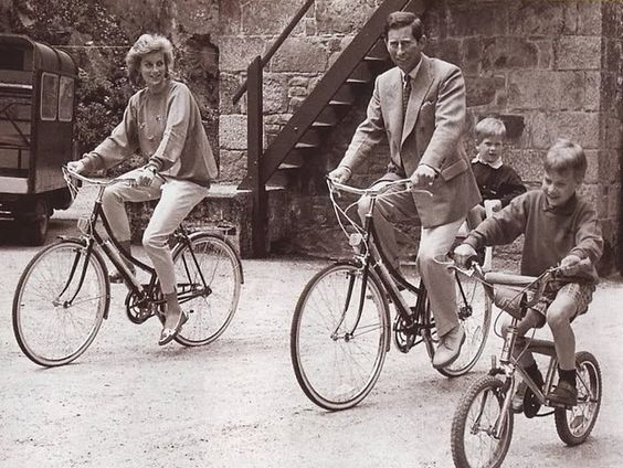 الأمير هاري في جولة على الدراجة في مرحلة الطفولة