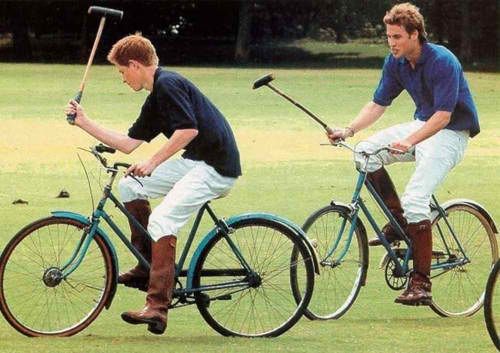 الأمير هاري في جولة على الدراجة في مرحلة الطفولة