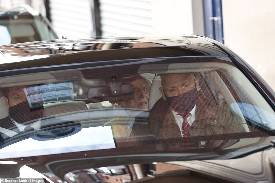 الأمير فيليب يخرج من المشفى