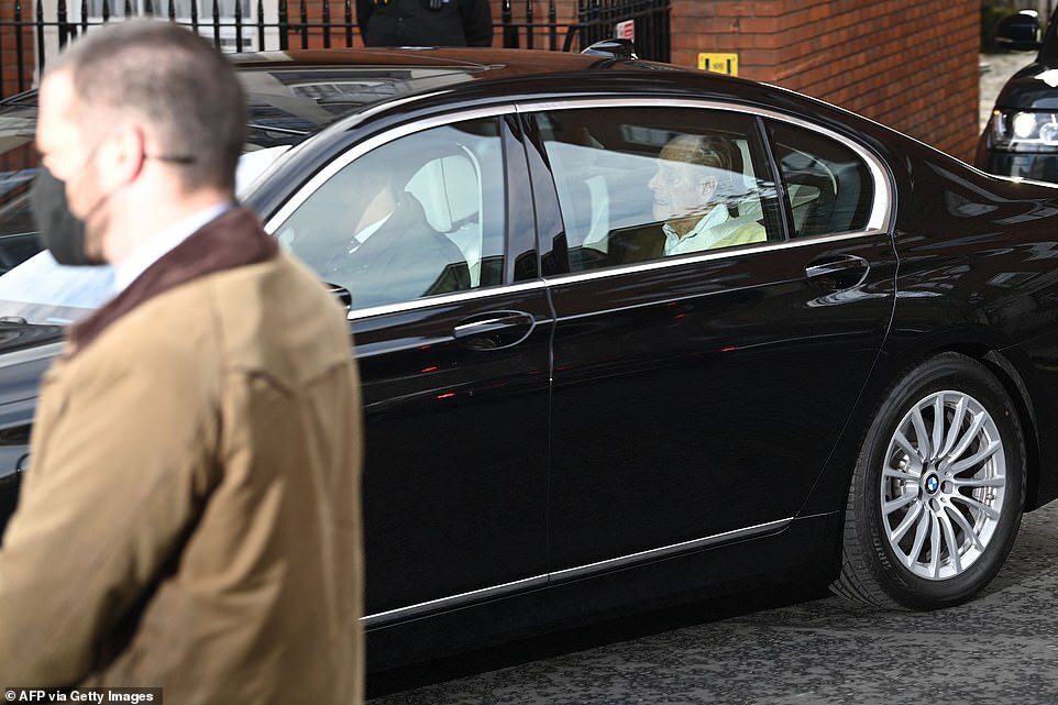 الأمير فيليب يخرج من المشفى