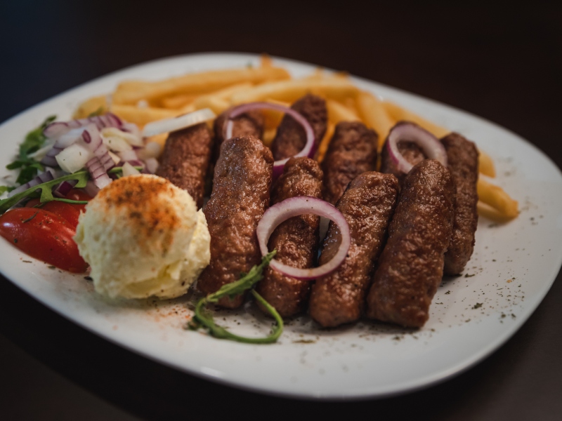 سجق مشوي (Ćevapi) على الطريقة البلقانية