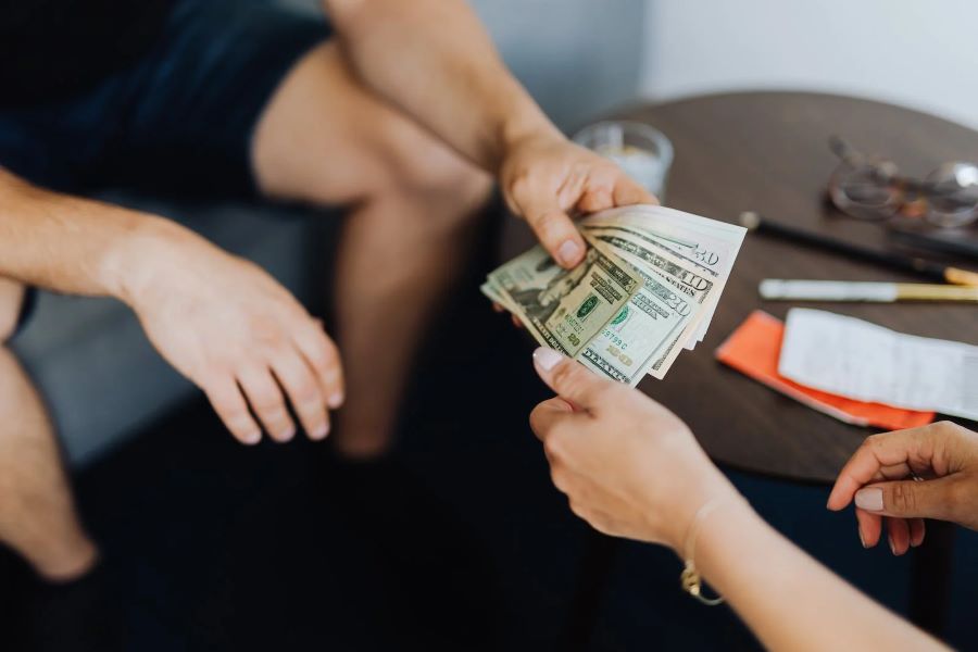 إعطاء المال في المنام للرجل المتزوج