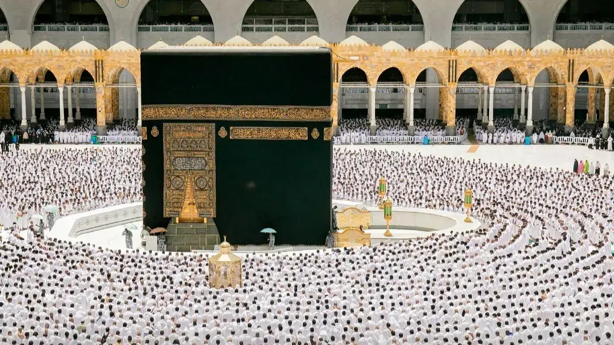 البكاء عند الكعبة في المنام للمتزوجة