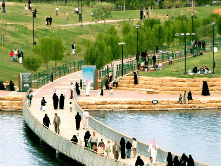 التجول بالحديقة