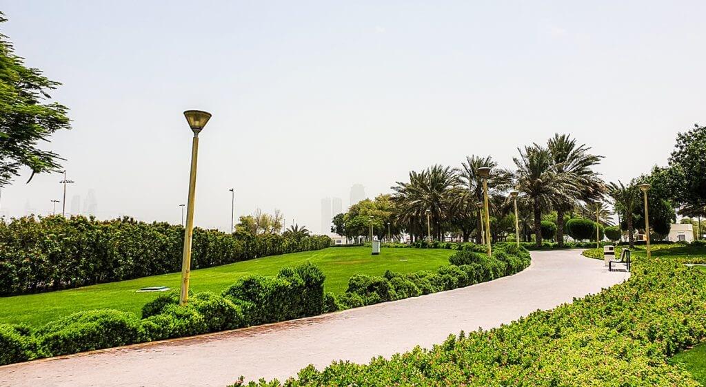 التجول بالحديقة