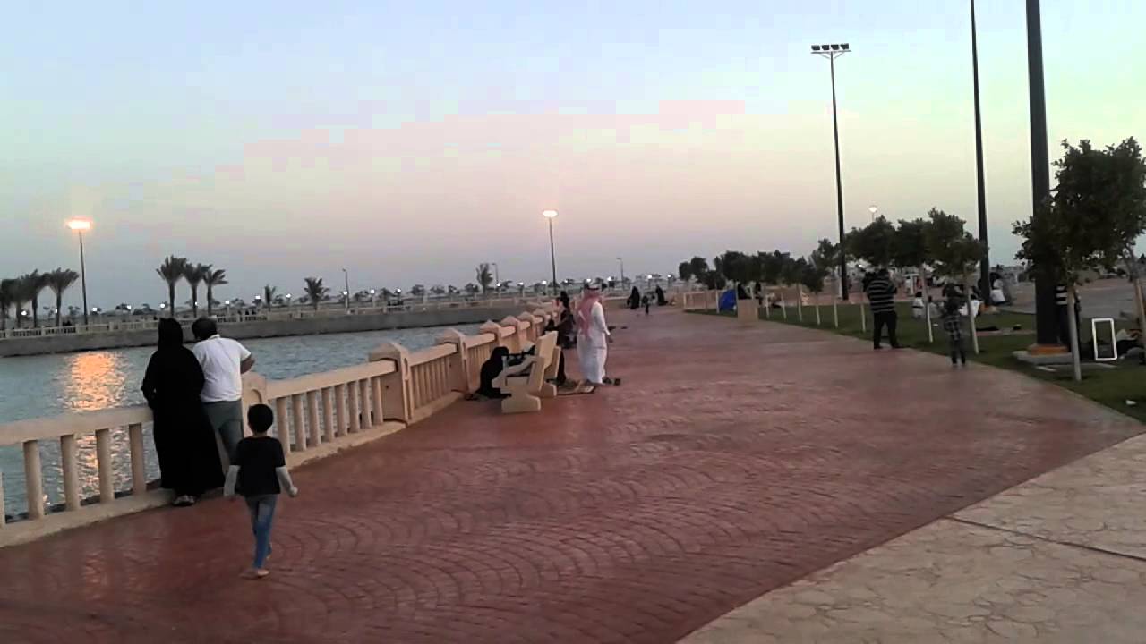 الجلوس على شاطئ المنتزه