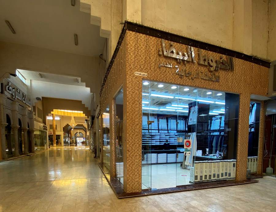 الخيوط البيضاء للأقمشة الرجالية