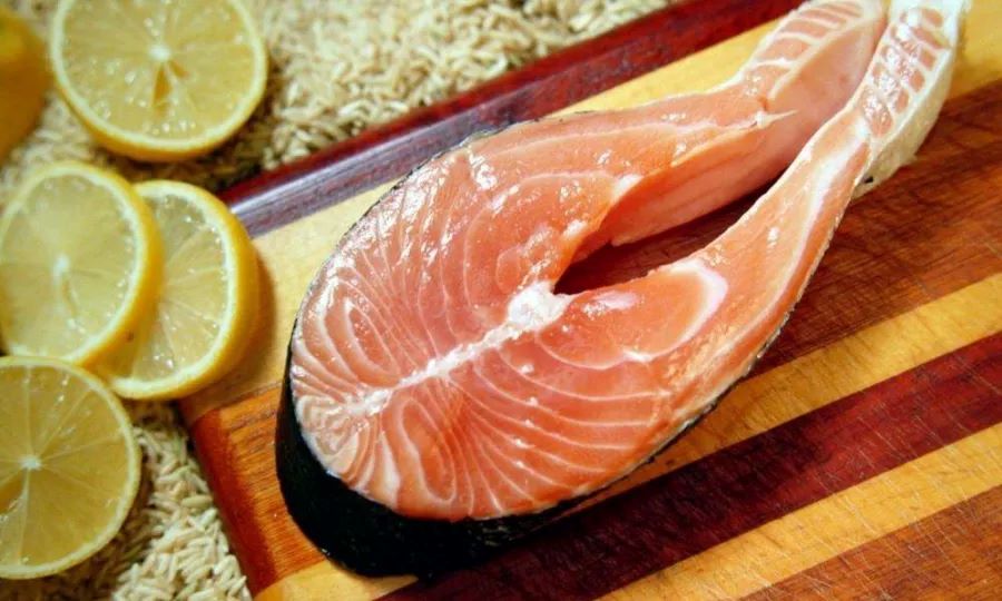 تفسير حلم اكل السمك النيئ