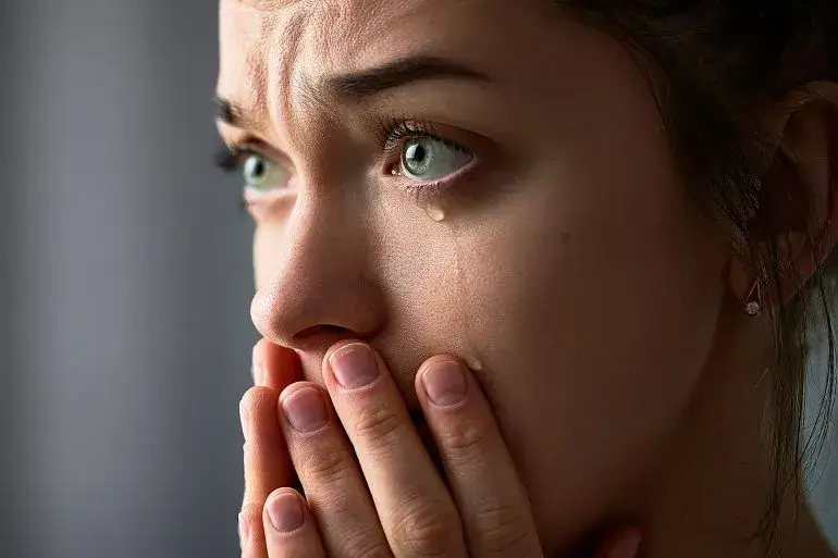 تفسير حلم البكاء على ميت وهو حي للعزباء