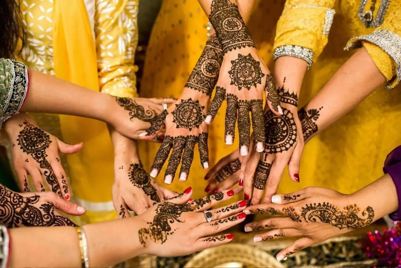 تفسير حلم الحناء في اليدين والرجلين للمتزوجة ابن سيرين