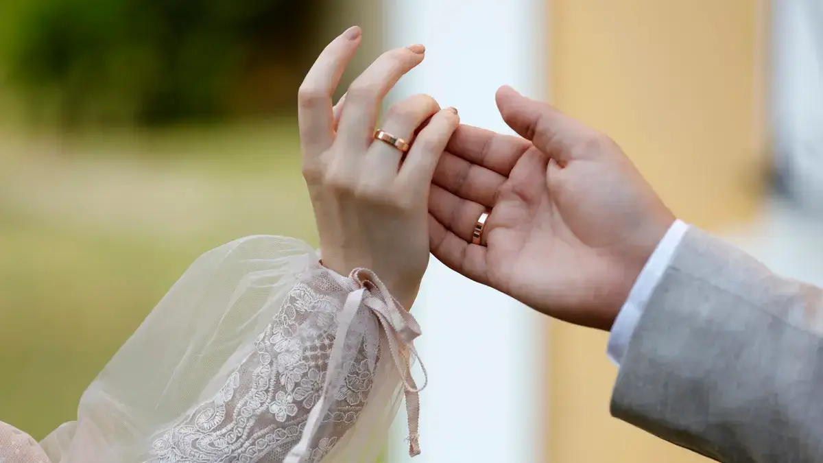 تفسير حلم زواج المتزوجة من رجل آخر غني تعرفه