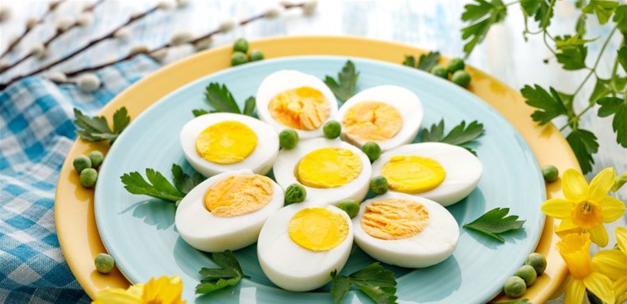 تفسير رؤية أكل البيض المسلوق في المنام مع الميت