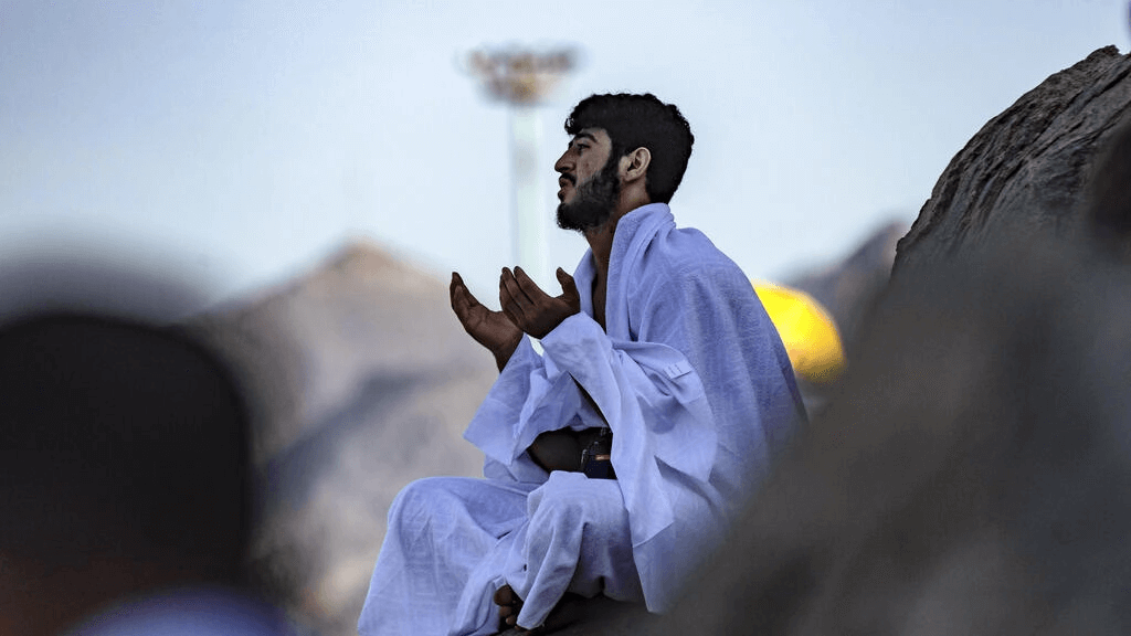 تفسير رؤية الميت ذاهب للحج في المنام للعزباء