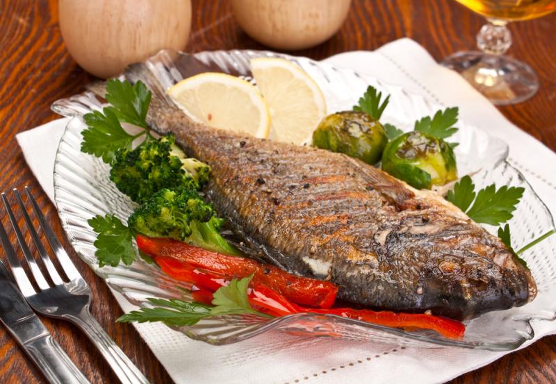 تفسير رؤية الميت يأكل السمك في المنام للعزباء