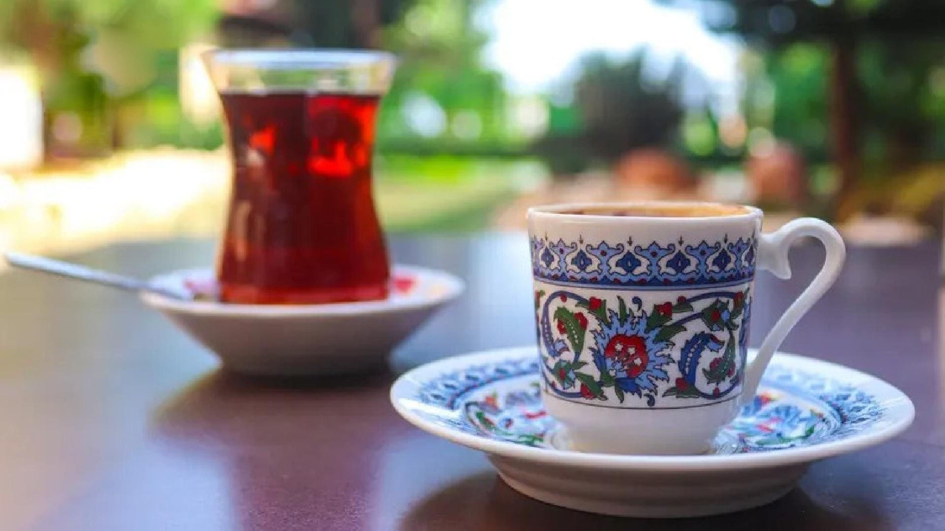 تناول الشاي أو القهوة التركية