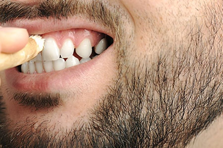 تنظيف الأسنان بالسواك في المنام