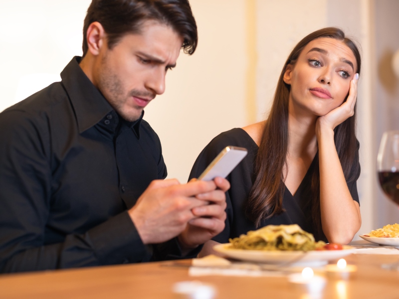 ما هو  phubbing وكيف يؤثر على العلاقات والزواج؟